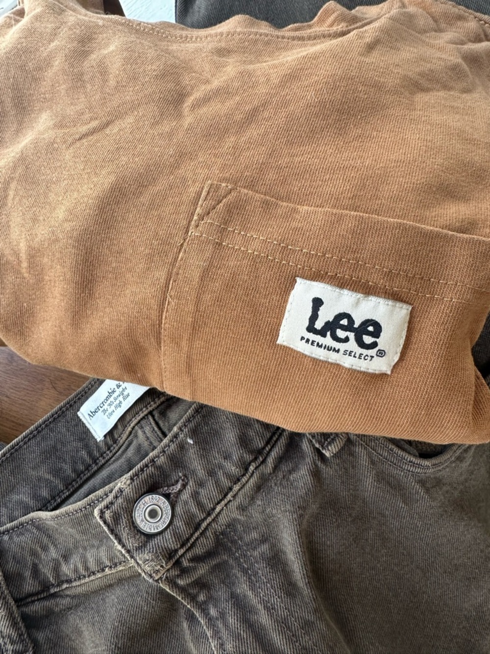 Lee tan pocket tee